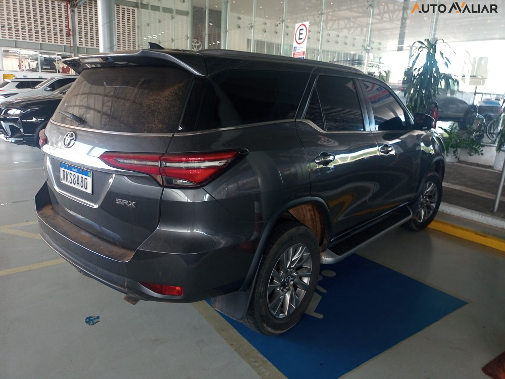 TOYOTA HILUX SW4 2.8 D-4D TURBO DIESEL SRX 7L 4X4 AUTOMÁTICO
