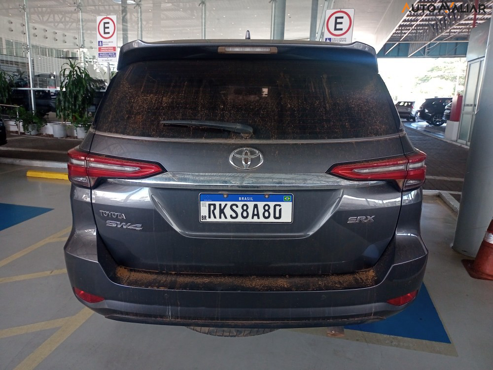 TOYOTA HILUX SW4 2.8 D-4D TURBO DIESEL SRX 7L 4X4 AUTOMÁTICO