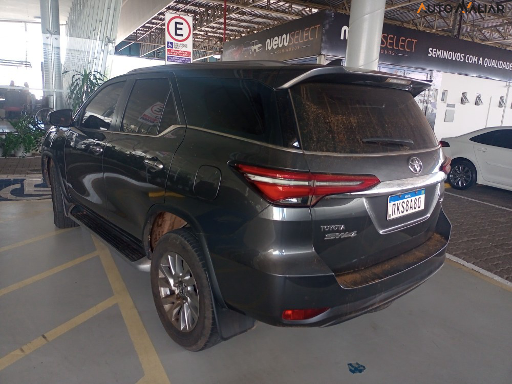 TOYOTA HILUX SW4 2.8 D-4D TURBO DIESEL SRX 7L 4X4 AUTOMÁTICO