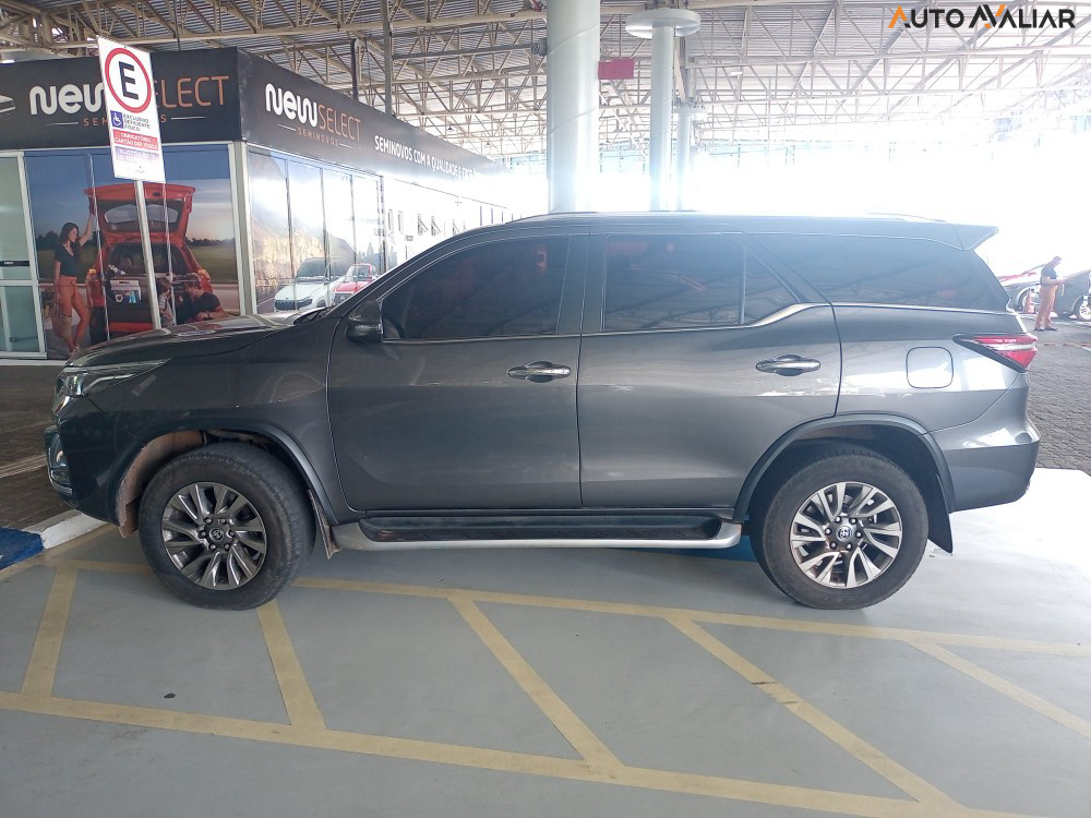 TOYOTA HILUX SW4 2.8 D-4D TURBO DIESEL SRX 7L 4X4 AUTOMÁTICO