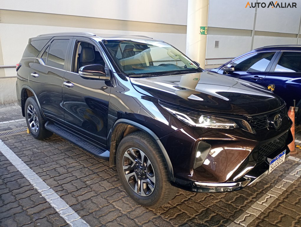 TOYOTA HILUX SW4 2.8 D-4D TURBO DIESEL SRX PLATINUM 7L 4X4 AUTOMÁTICO