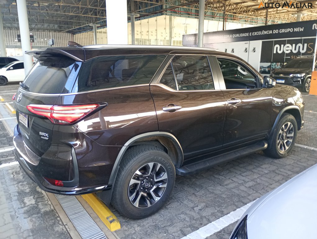 TOYOTA HILUX SW4 2.8 D-4D TURBO DIESEL SRX PLATINUM 7L 4X4 AUTOMÁTICO