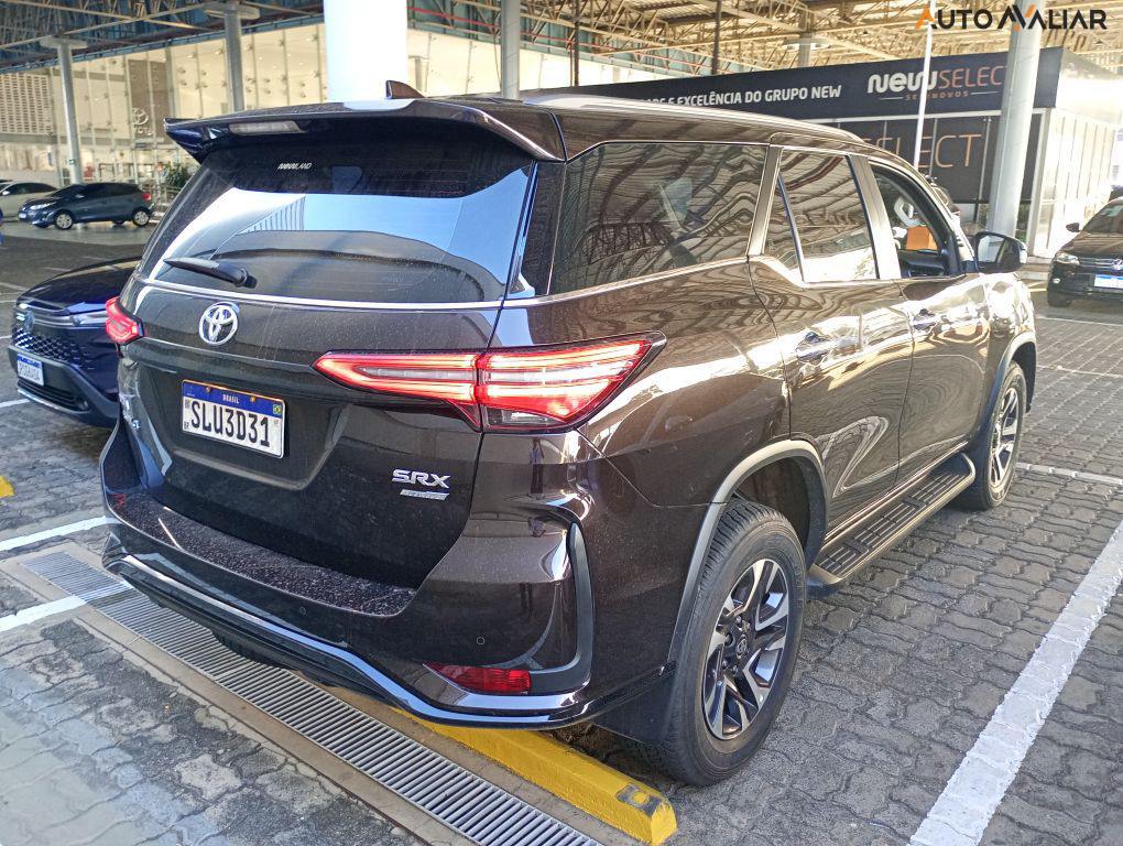 TOYOTA HILUX SW4 2.8 D-4D TURBO DIESEL SRX PLATINUM 7L 4X4 AUTOMÁTICO
