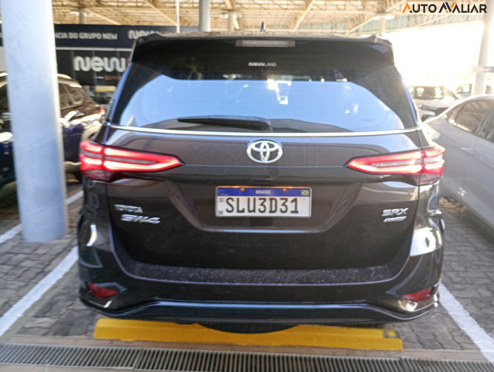 TOYOTA HILUX SW4 2.8 D-4D TURBO DIESEL SRX PLATINUM 7L 4X4 AUTOMÁTICO