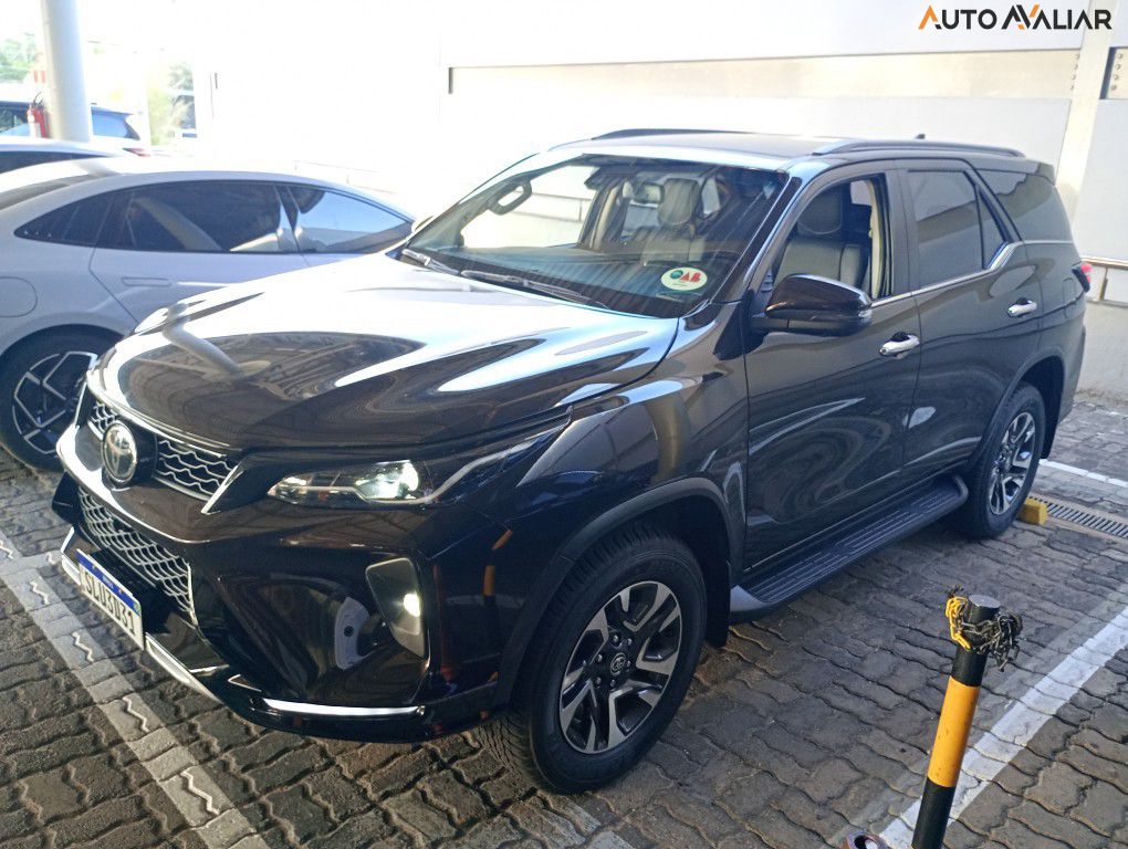 TOYOTA HILUX SW4 2.8 D-4D TURBO DIESEL SRX PLATINUM 7L 4X4 AUTOMÁTICO