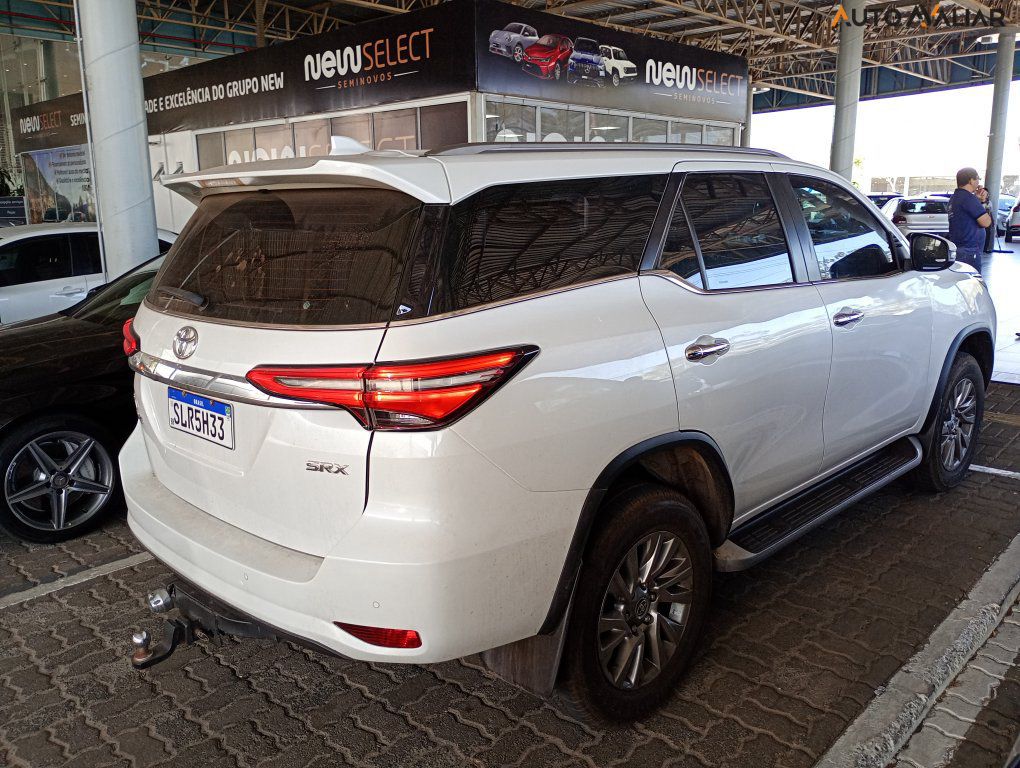 TOYOTA HILUX SW4 2.8 D-4D TURBO DIESEL SRX 7L 4X4 AUTOMÁTICO
