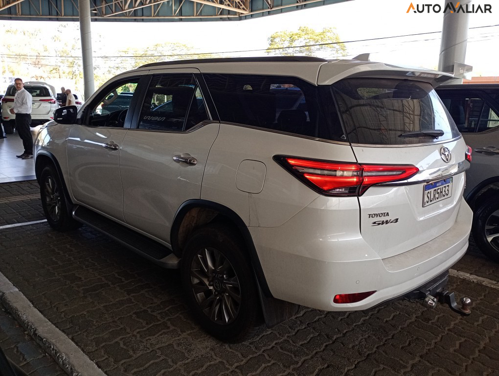 TOYOTA HILUX SW4 2.8 D-4D TURBO DIESEL SRX 7L 4X4 AUTOMÁTICO