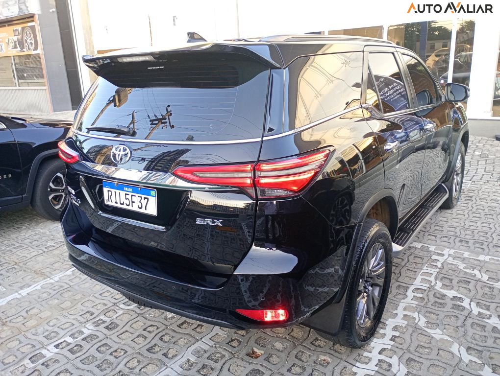 TOYOTA HILUX SW4 2.8 D-4D TURBO DIESEL SRX 7L 4X4 AUTOMÁTICO