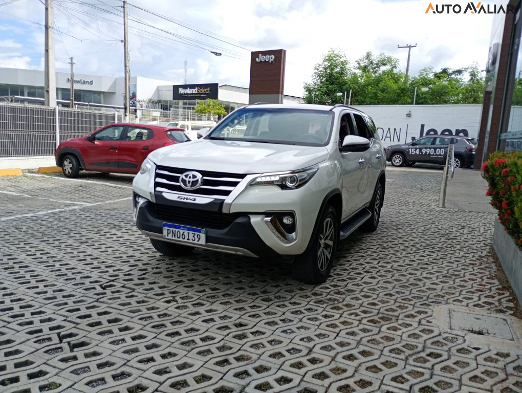 TOYOTA HILUX SW4 2.8 SRX 4X4 7 LUGARES 16V TURBO INTERCOOLER DIESEL 4P AUTOMATICO