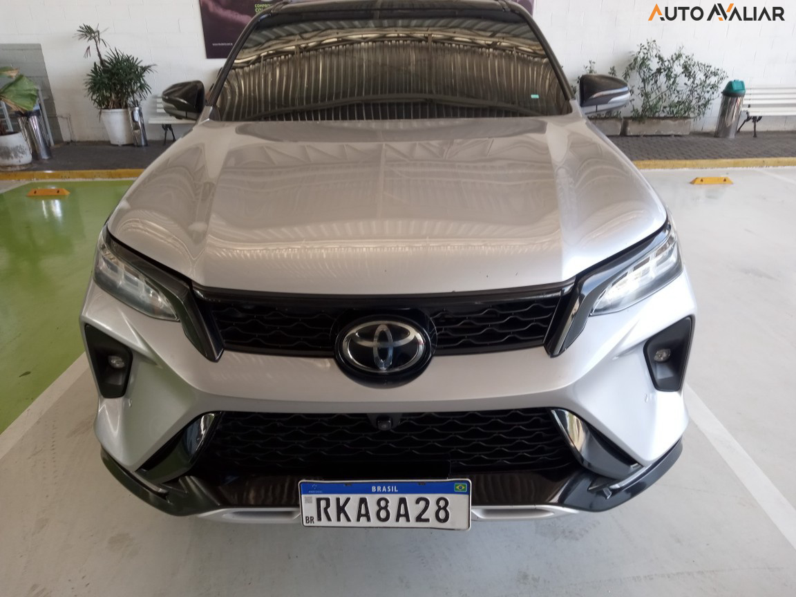 TOYOTA HILUX SW4 2.8 D-4D TURBO DIESEL DIAMOND 7L 4X4 AUTOMÁTICO