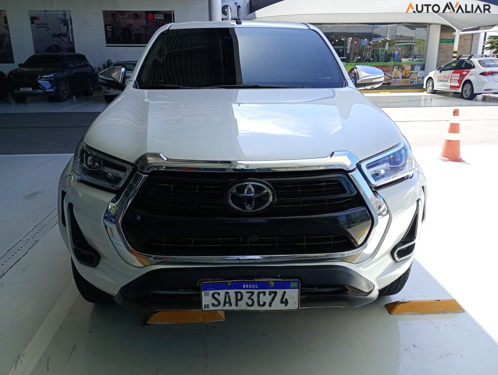 TOYOTA HILUX 2.8 D-4D TURBO DIESEL CD SRX PLUS 4X4 AUTOMÁTICO