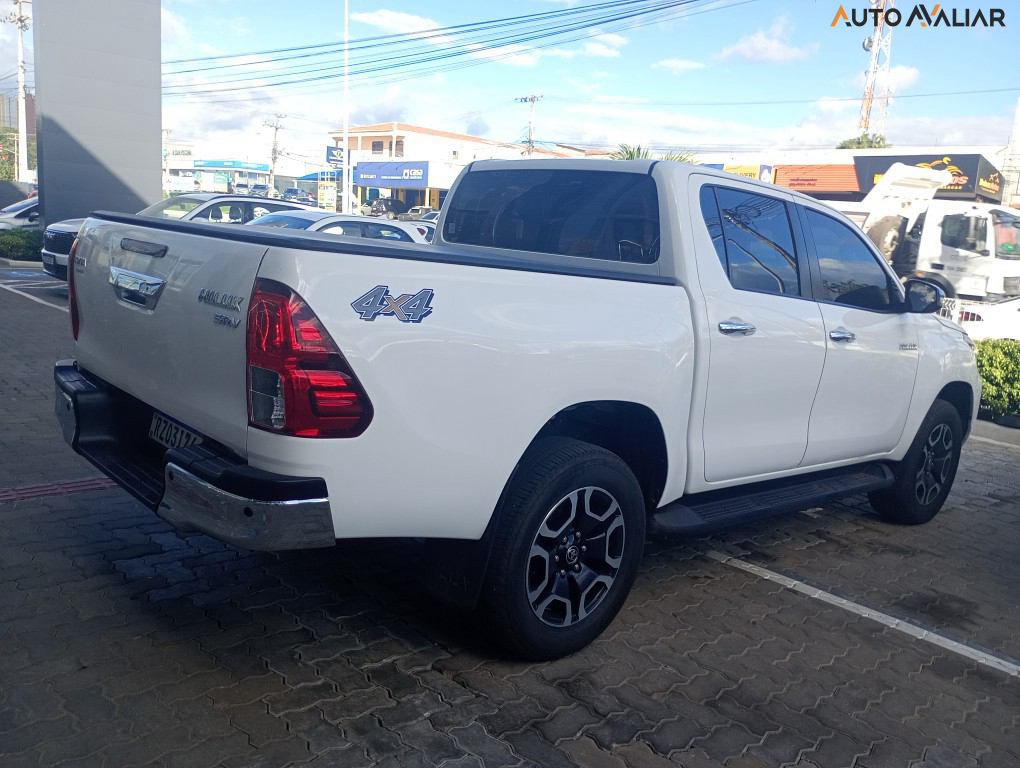 TOYOTA HILUX 2.8 D-4D TURBO DIESEL CD SRV 4X4 AUTOMÁTICO