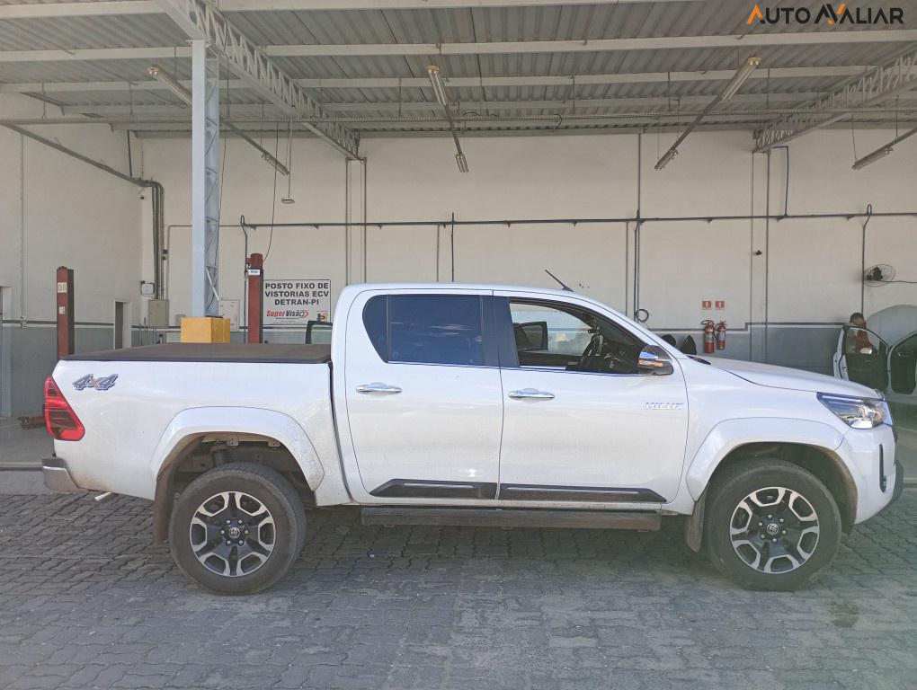 TOYOTA HILUX 2.8 D-4D TURBO DIESEL CD SRX PLUS 4X4 AUTOMÁTICO