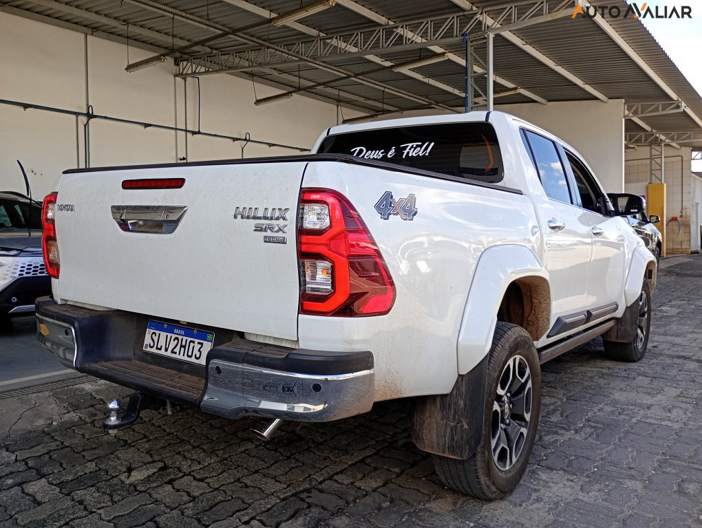 TOYOTA HILUX 2.8 D-4D TURBO DIESEL CD SRX PLUS 4X4 AUTOMÁTICO