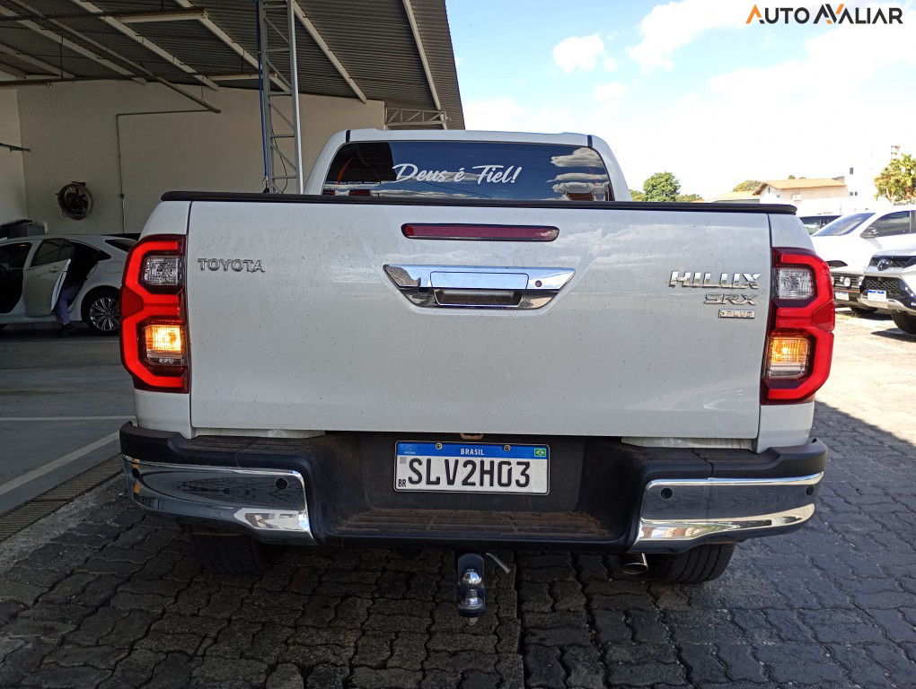 TOYOTA HILUX 2.8 D-4D TURBO DIESEL CD SRX PLUS 4X4 AUTOMÁTICO
