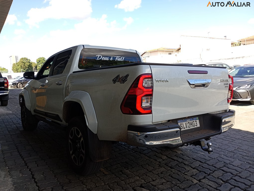 TOYOTA HILUX 2.8 D-4D TURBO DIESEL CD SRX PLUS 4X4 AUTOMÁTICO