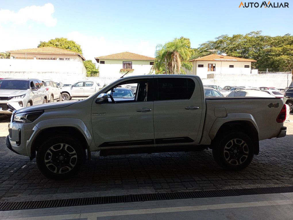 TOYOTA HILUX 2.8 D-4D TURBO DIESEL CD SRX PLUS 4X4 AUTOMÁTICO