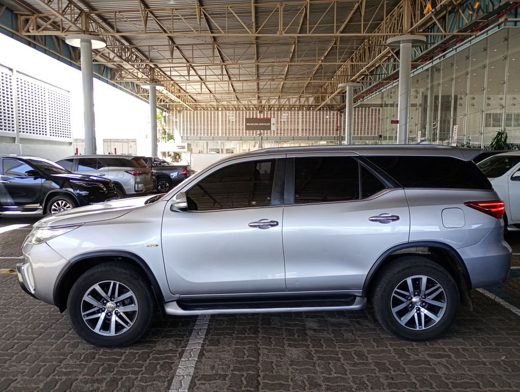 TOYOTA HILUX SW4 2.8 SRX 4X4 7 LUGARES 16V TURBO INTERCOOLER DIESEL