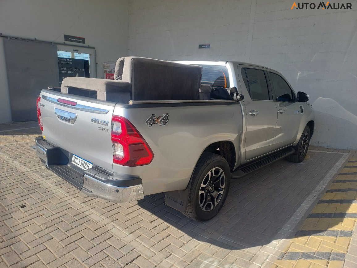 TOYOTA HILUX 2.8 D-4D TURBO DIESEL CD SRX 4X4 AUTOMÁTICO
