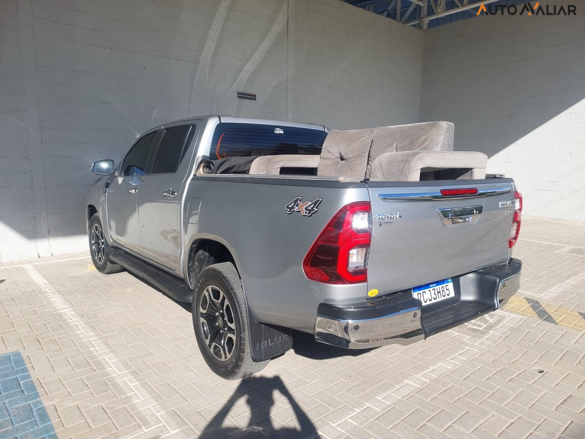 TOYOTA HILUX 2.8 D-4D TURBO DIESEL CD SRX 4X4 AUTOMÁTICO