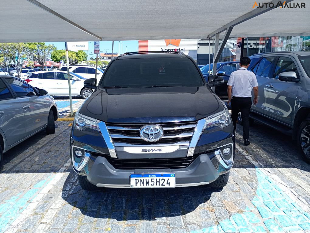 TOYOTA HILUX SW4 2.8 SRX DIAMOND 4X4 7 LUGARES 16V TURBO INTERCOOLER DIESEL 4P AUTOMATICO