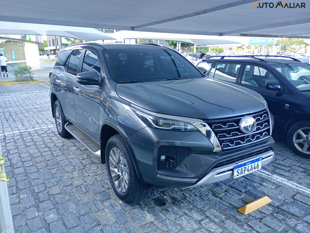 TOYOTA HILUX SW4 2.8 D-4D TURBO DIESEL SRX 7L 4X4 AUTOMÁTICO