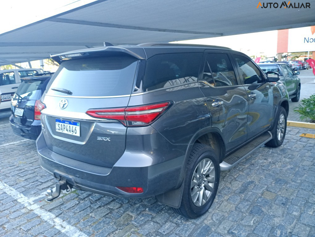 TOYOTA HILUX SW4 2.8 D-4D TURBO DIESEL SRX 7L 4X4 AUTOMÁTICO