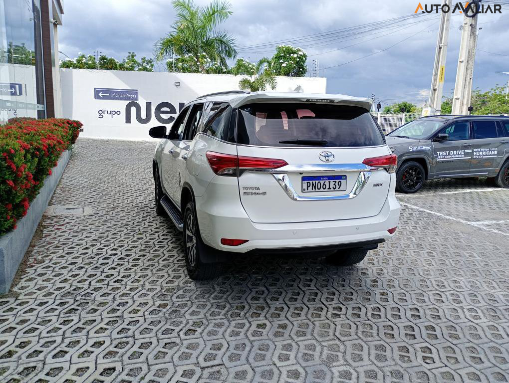 TOYOTA HILUX SW4 2.8 SRX 4X4 7 LUGARES 16V TURBO INTERCOOLER DIESEL 4P AUTOMATICO