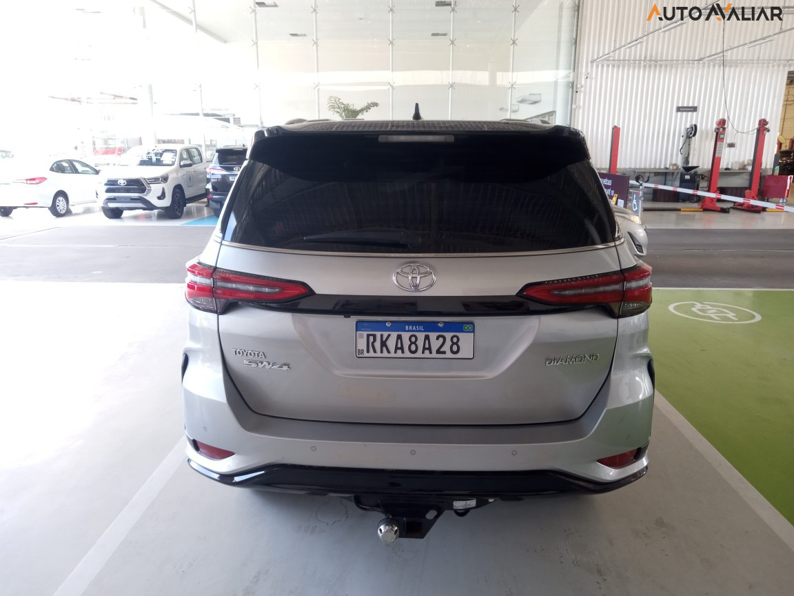 TOYOTA HILUX SW4 2.8 D-4D TURBO DIESEL DIAMOND 7L 4X4 AUTOMÁTICO