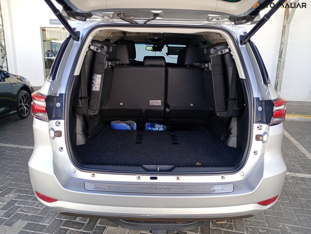 TOYOTA HILUX SW4 2.8 D-4D TURBO DIESEL SRX 7L 4X4 AUTOMÁTICO
