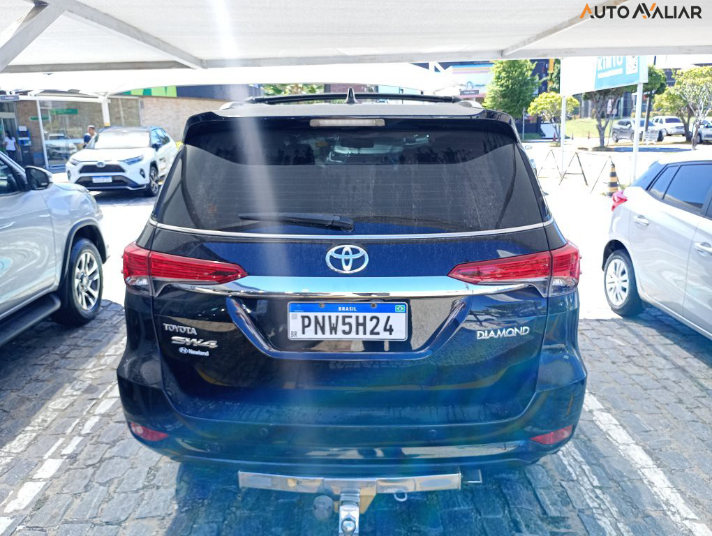 TOYOTA HILUX SW4 2.8 SRX DIAMOND 4X4 7 LUGARES 16V TURBO INTERCOOLER DIESEL 4P AUTOMATICO