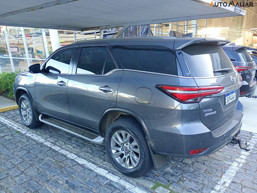 TOYOTA HILUX SW4 2.8 D-4D TURBO DIESEL SRX 7L 4X4 AUTOMÁTICO