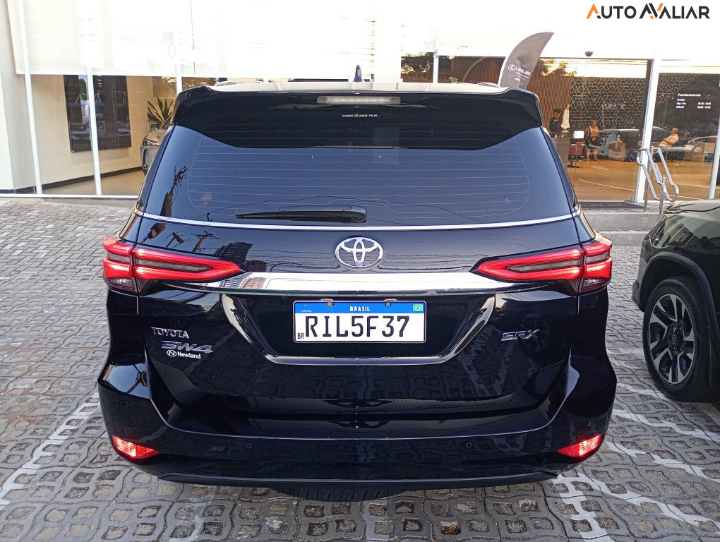 TOYOTA HILUX SW4 2.8 D-4D TURBO DIESEL SRX 7L 4X4 AUTOMÁTICO