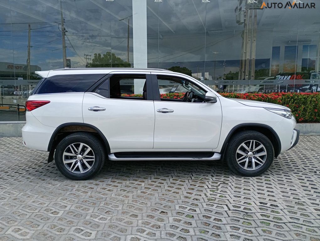 TOYOTA HILUX SW4 2.8 SRX 4X4 7 LUGARES 16V TURBO INTERCOOLER DIESEL 4P AUTOMATICO