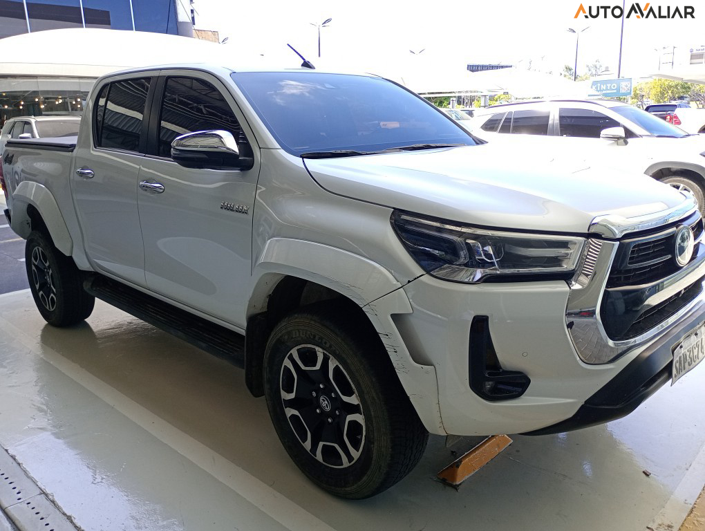 TOYOTA HILUX 2.8 D-4D TURBO DIESEL CD SRX PLUS 4X4 AUTOMÁTICO