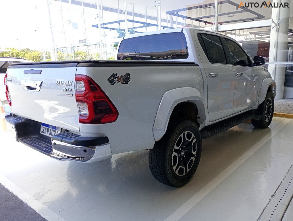 TOYOTA HILUX 2.8 D-4D TURBO DIESEL CD SRX PLUS 4X4 AUTOMÁTICO
