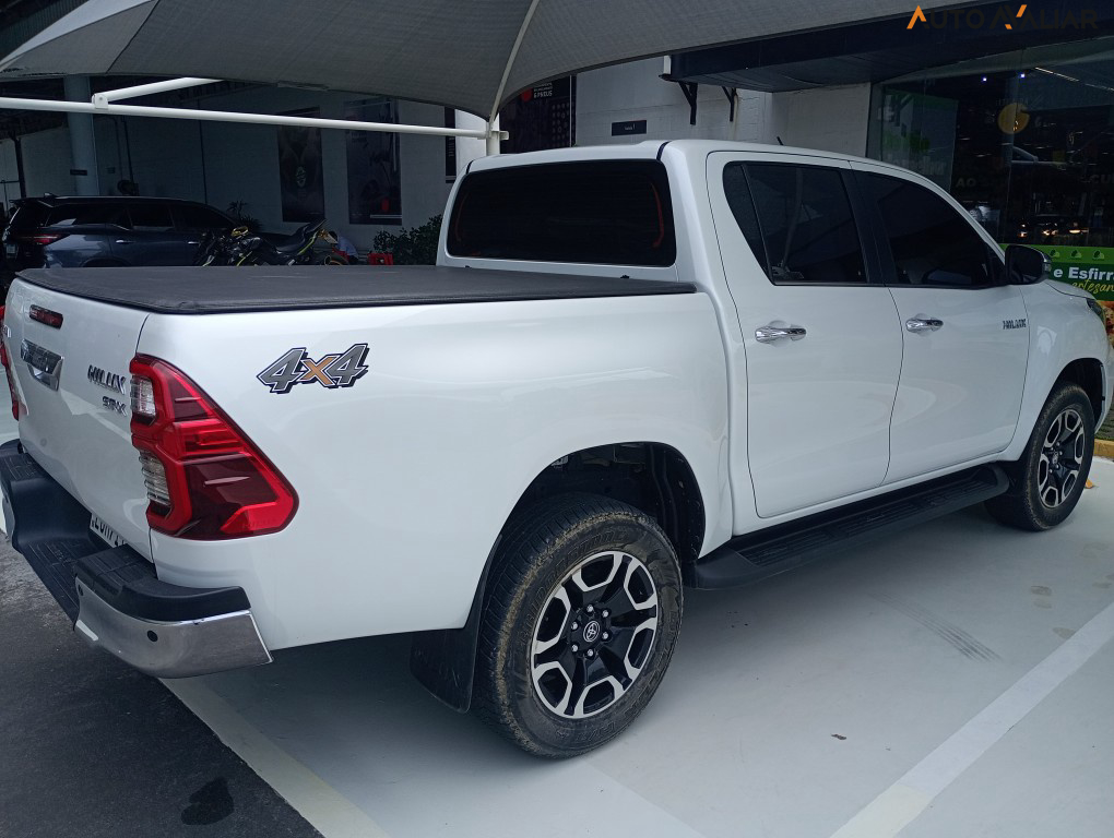 TOYOTA HILUX 2.8 D-4D TURBO DIESEL CD SRX 4X4 AUTOMÁTICO
