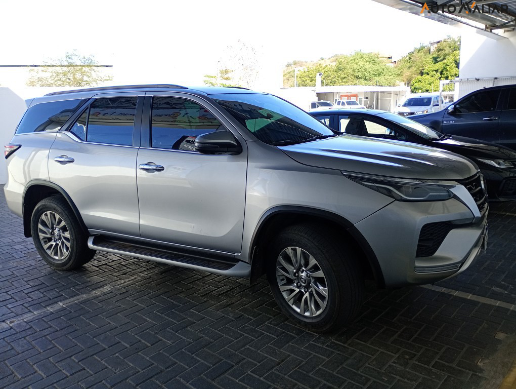 TOYOTA HILUX SW4 2.8 D-4D TURBO DIESEL SRX 7L 4X4 AUTOMÁTICO
