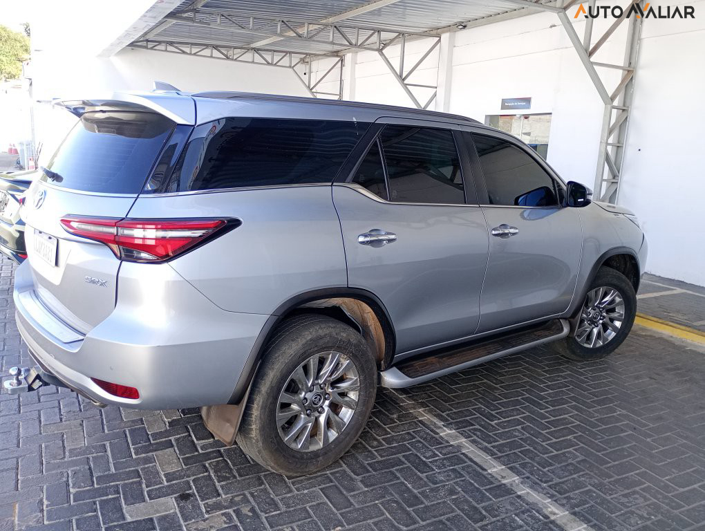 TOYOTA HILUX SW4 2.8 D-4D TURBO DIESEL SRX 7L 4X4 AUTOMÁTICO