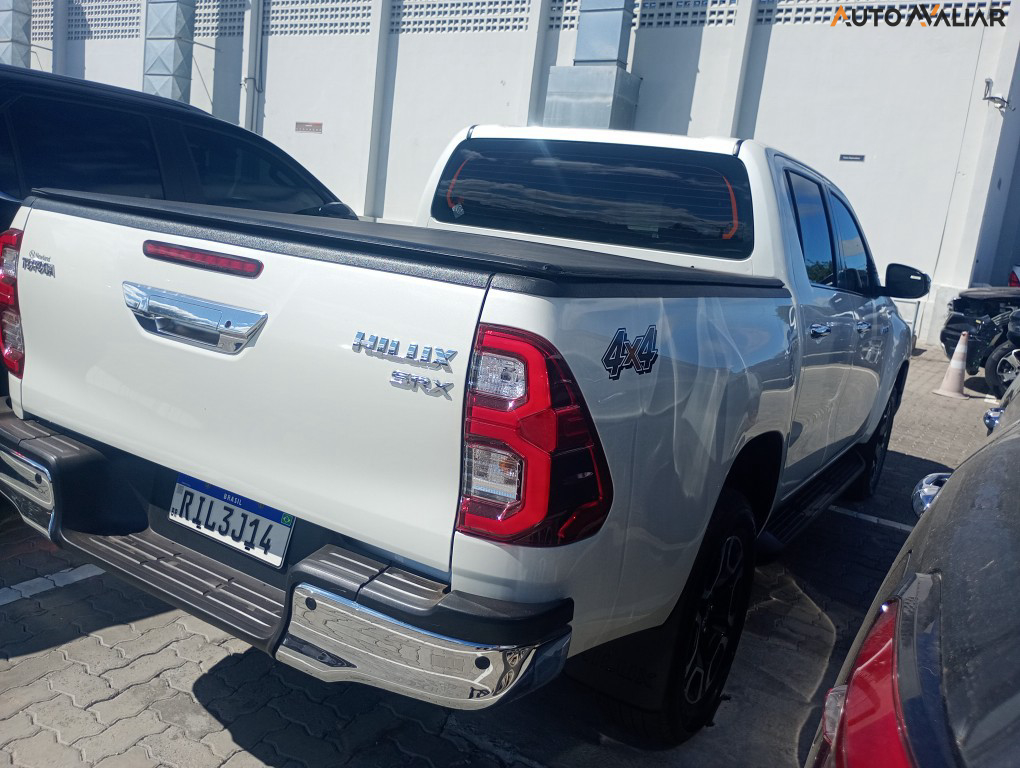 TOYOTA HILUX 2.8 D-4D TURBO DIESEL CD SRX 4X4 AUTOMÁTICO