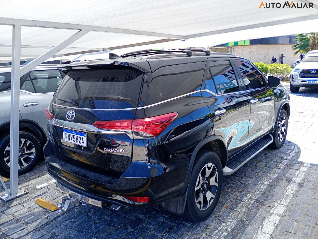 TOYOTA HILUX SW4 2.8 SRX DIAMOND 4X4 7 LUGARES 16V TURBO INTERCOOLER DIESEL 4P AUTOMATICO