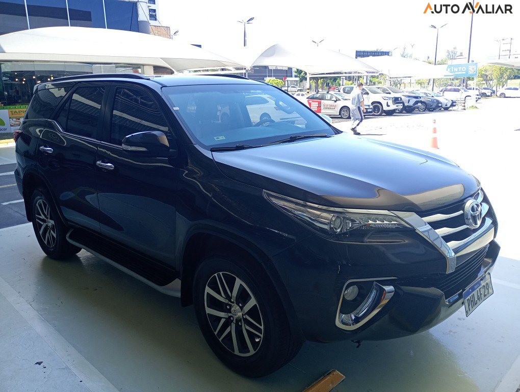 TOYOTA HILUX SW4 2.8 SRX 4X4 7 LUGARES 16V TURBO INTERCOOLER DIESEL 4P AUTOMATICO