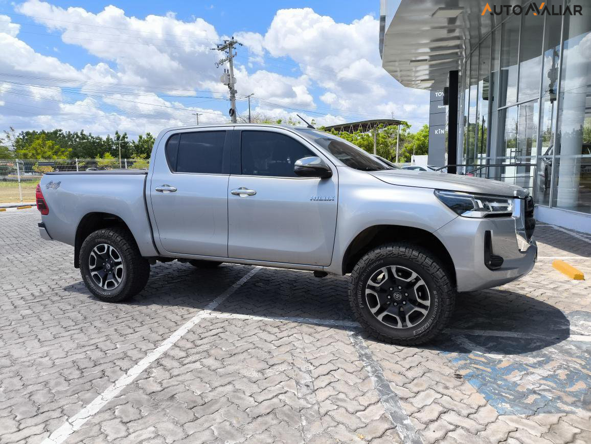 TOYOTA HILUX 2.8 D-4D TURBO DIESEL CD SRX 4X4 AUTOMÁTICO