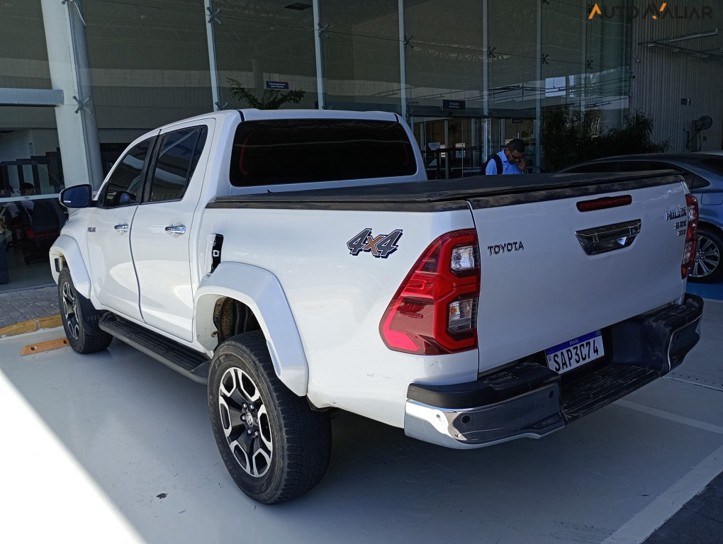 TOYOTA HILUX 2.8 D-4D TURBO DIESEL CD SRX PLUS 4X4 AUTOMÁTICO