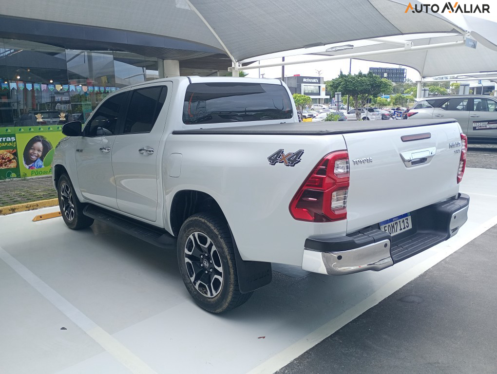 TOYOTA HILUX 2.8 D-4D TURBO DIESEL CD SRX 4X4 AUTOMÁTICO