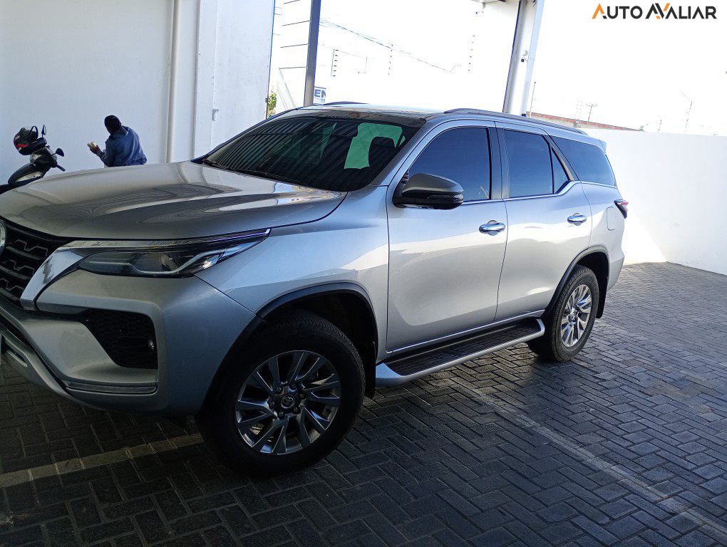 TOYOTA HILUX SW4 2.8 D-4D TURBO DIESEL SRX 7L 4X4 AUTOMÁTICO