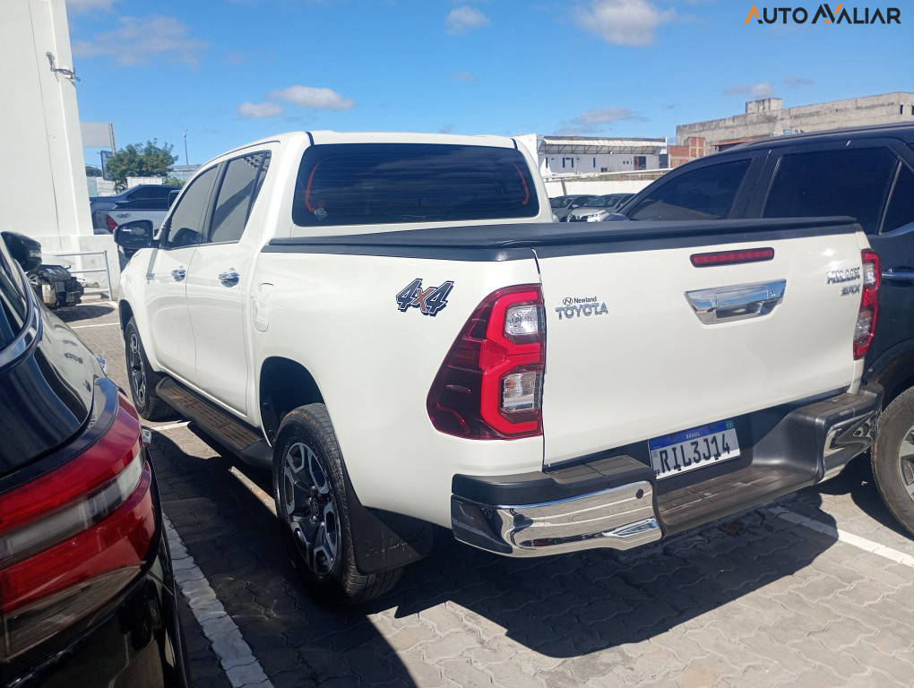 TOYOTA HILUX 2.8 D-4D TURBO DIESEL CD SRX 4X4 AUTOMÁTICO