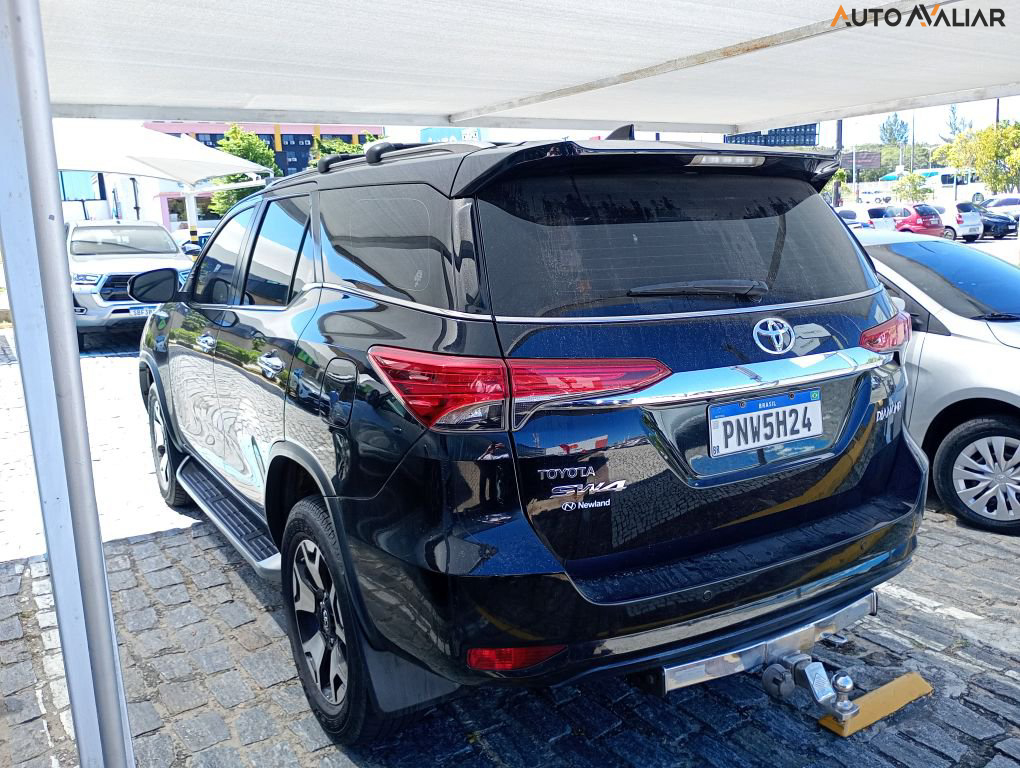 TOYOTA HILUX SW4 2.8 SRX DIAMOND 4X4 7 LUGARES 16V TURBO INTERCOOLER DIESEL 4P AUTOMATICO