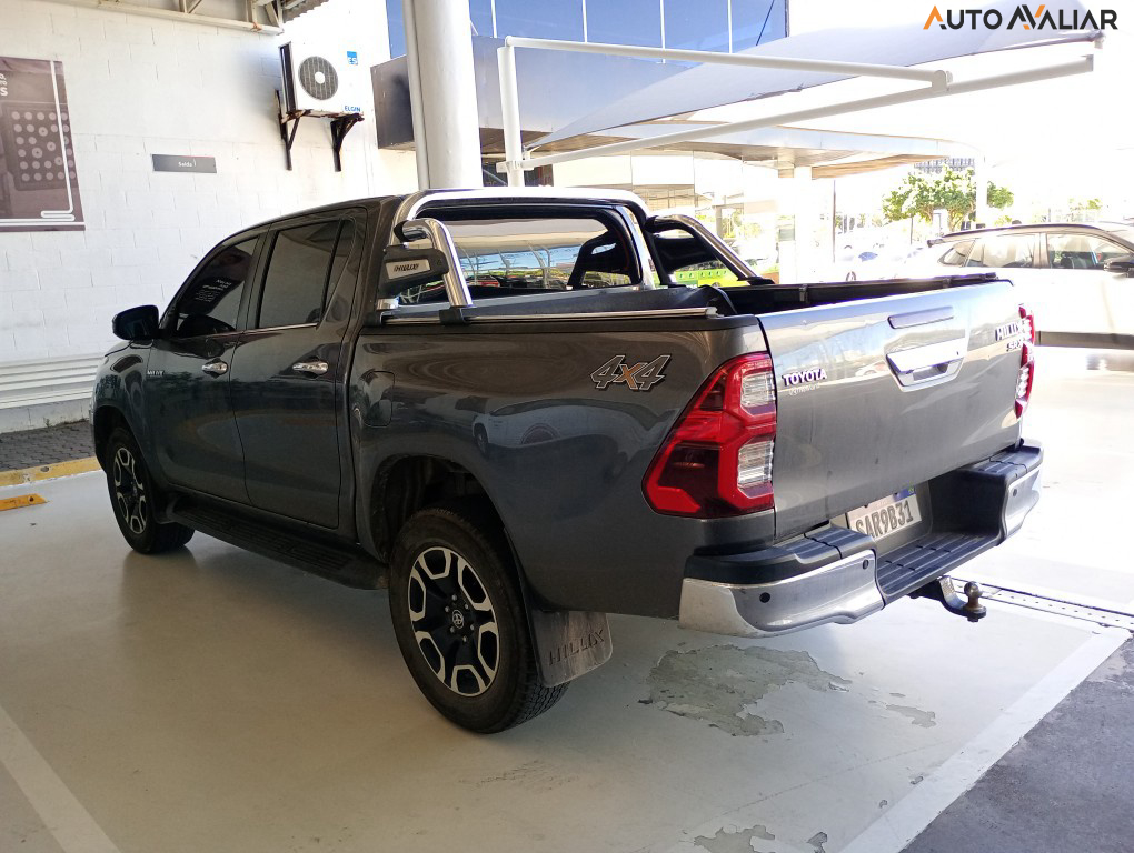 TOYOTA HILUX 2.8 D-4D TURBO DIESEL CD SRX 4X4 AUTOMÁTICO
