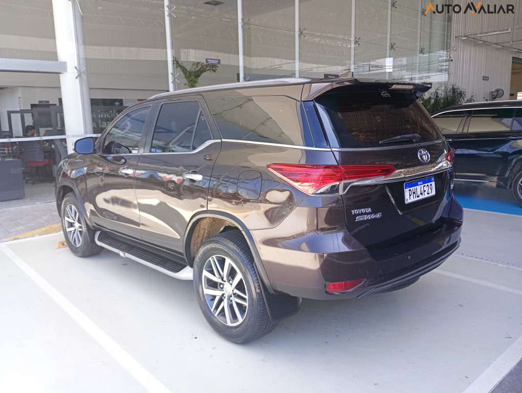 TOYOTA HILUX SW4 2.8 SRX 4X4 7 LUGARES 16V TURBO INTERCOOLER DIESEL 4P AUTOMATICO